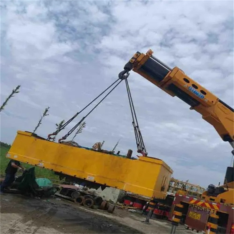 周矶管理区吊运集装箱的吊车